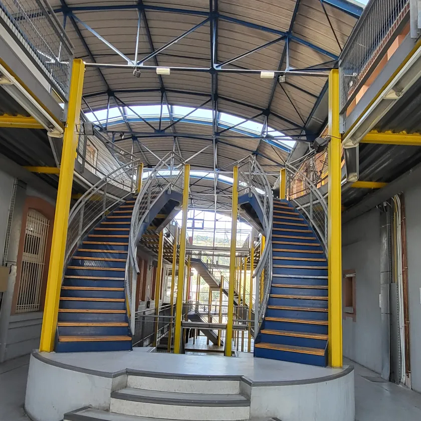 Le double escalier de la halle vitrée du Parc Holtzer, à Unieux, où OKETO Technologies a ses bureaux.